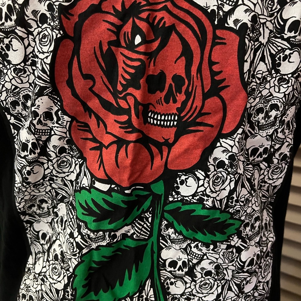 💀🌹NWOT SKULL ROSE TEE🌹💀 - Picture 3 of 6